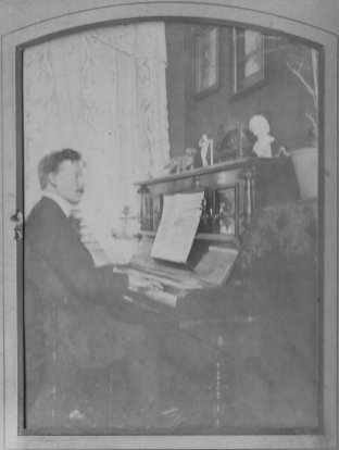 Gerardus Dik at the piano